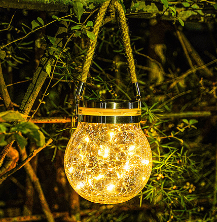 Добро искористете ги светилките на соларна енергија за да создадете топла и пријатна атмосфера на балконот.