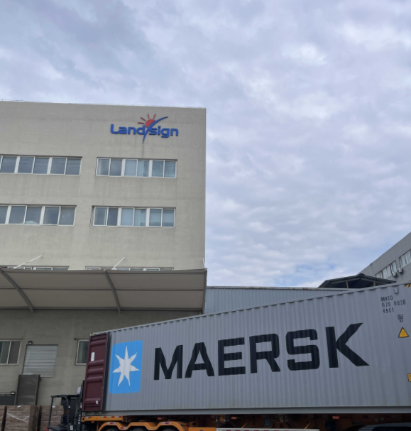 Натоварувањето и испораката на контејнер рано наутро започнува на Landsign