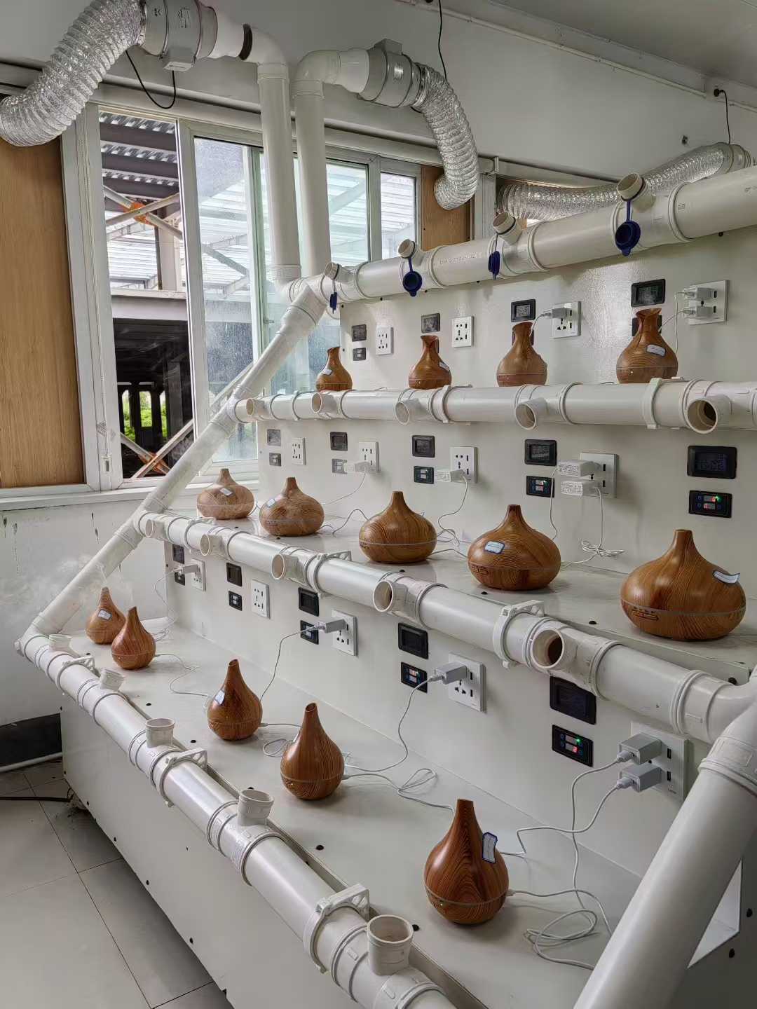 Тестот за стареење за дрвениот дифузор на арома е во тек