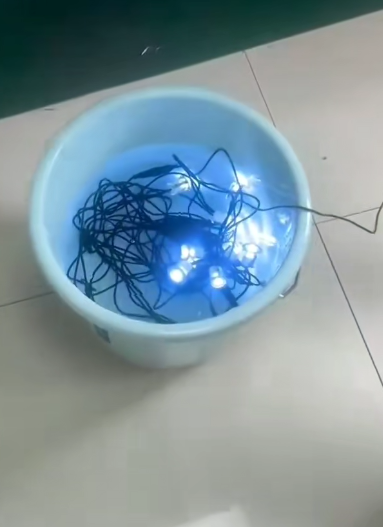 Сијалиците на палубата се подложени на водоотпорно тестирање потопени во вода